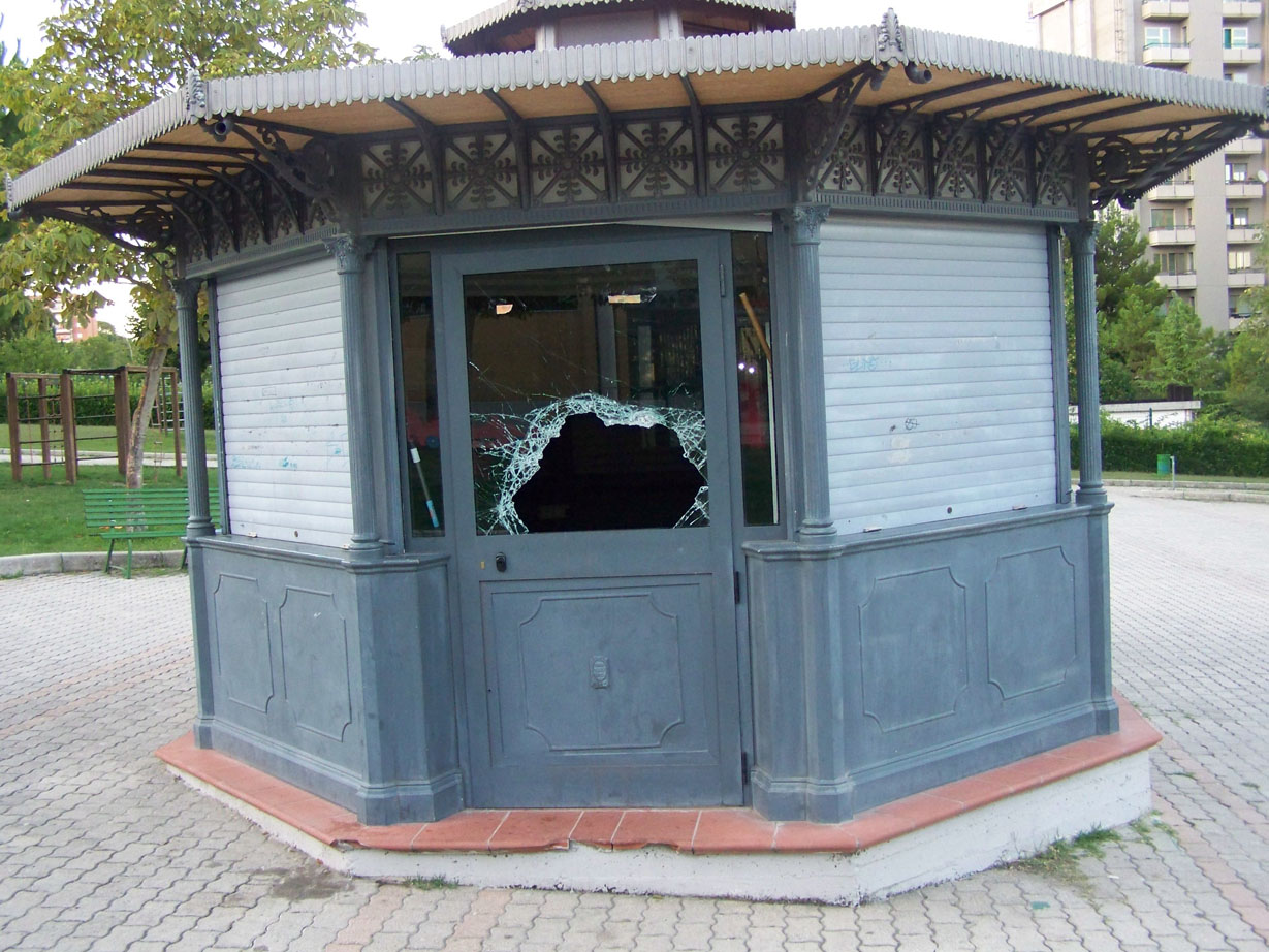 chiosco_danneggiato_2.jpg